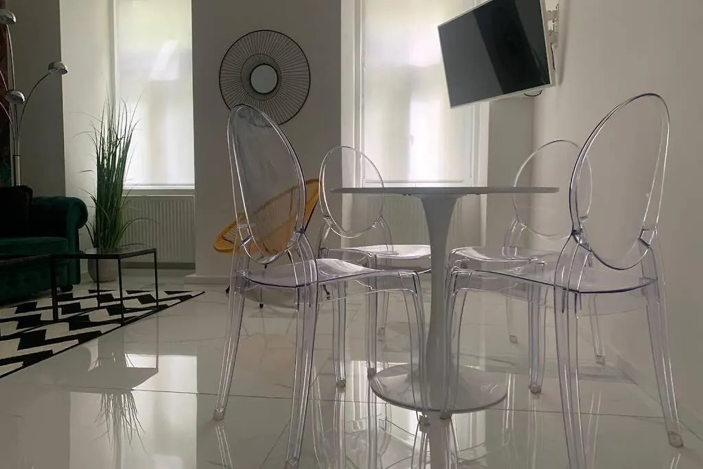 Cool City Center Apt. @ Metro And Shopping Street Bécs Apartman